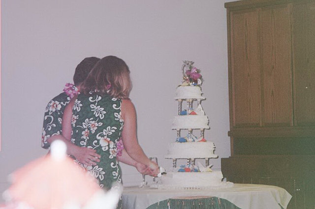 Jen and Mike cut the cake.